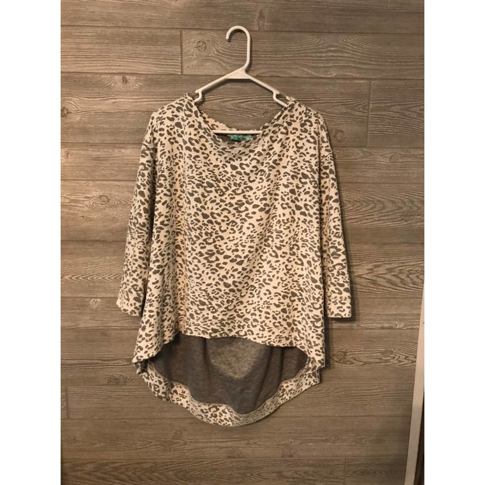 Leopord print shirt cutout back small‎